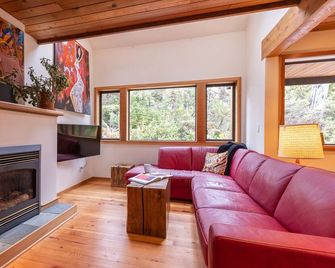 Starlight Retreat-Hot Tub, Od Shower, Cold Plunge! - Tofino - Вітальня