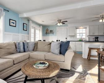 Lil'TipSea on Topsail - Close to the sound and beach! - Topsail Beach - Living room