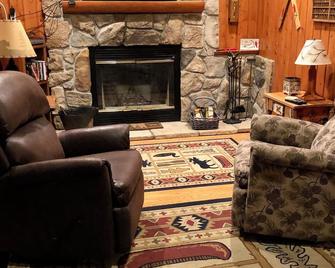 Cute As A Bug Cottage On The Shores of Big Manistique Lake - Curtis - Sala de estar