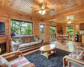 Family Friendly Beautiful Lake Front Cottage - Coe Hill - Sala de estar