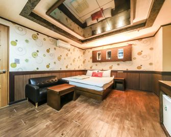 Changwon Jinhae Yongwon Mu - Changwon - Bedroom