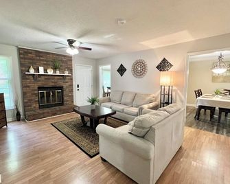 Cozy 3bd + 2 Bath Home in HSV w/ Spacious Backyard - Huntsville - Living room