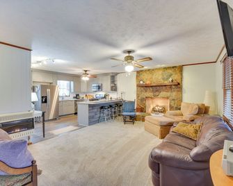 Cozy Hiawassee Cabin - 4 Mi to Lake Chatuge! - Hiawassee - Living room