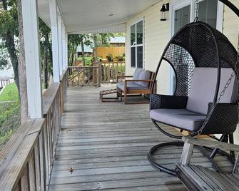 Lakeside Chalet on Beautiful Gantt Lake! - Dozier - Balcon