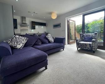 2 Bedroom Riverside Property with Roof Terrace - Stockton-on-Tees - Living room