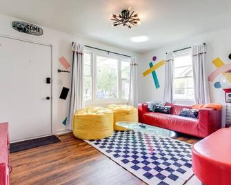 90s Crib -2bed 1bath, Funky Vibe, Central Location - Murfreesboro - Living room