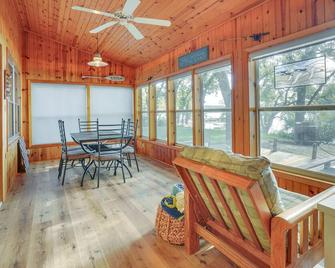Waterfront Spirit Lake Vacation Rental w/ Dock! - Spirit Lake - Dining room