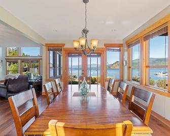 Carmel Beach Private Lodges - Unit #1. Lakefront 3 bedroom unit. - Blind Bay - Dining room