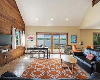 Waterfront 4/5 Br Near Cp And Sports Force - Sandusky - Living room