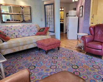 Park Place Apt, at Purple Sage, on the river in downtown Winthrop! - Winthrop - Lounge