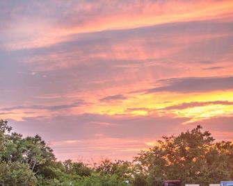 Flexible Refund Policies: Row Home Looking Out On Forsyth Park - Savannah