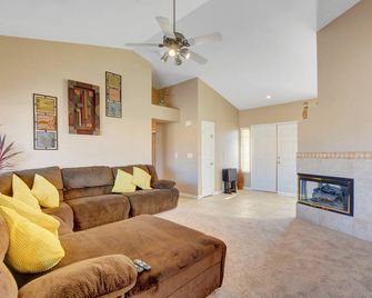 Las Vegas Cozy Relaxing Home 5-10 mins from Strip - Henderson - Living room