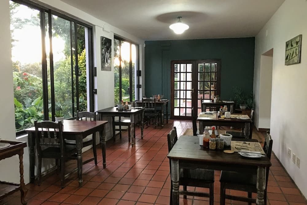 كوكوز نيست جيست هاوس