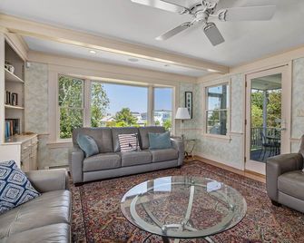 Spacious Beach Villa - Ocean Views - 3 Minute Walk to Shore - Available All Year - Wells - Living room