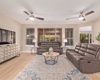 5 Min to TOP Shop + dine, OK, 900mbps internet - Gilbert - Living room