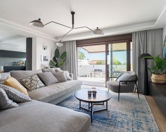 Luxury house with private heated pool in Nerja! - Nerja - Olohuone