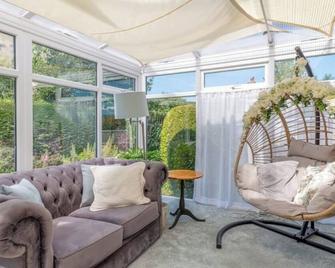 Ilkley, The Little Acorn, Conservatory, Garden! - Ilkley - Living room