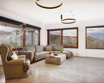 Luxury Villa in Crete with 3 Pools, Stunning Views & Total Privacy - Argyroupoli - Sala de estar