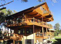 Waterfront Lower-Level Apartment W/ Plenty Of Room For A Large Group - Cody