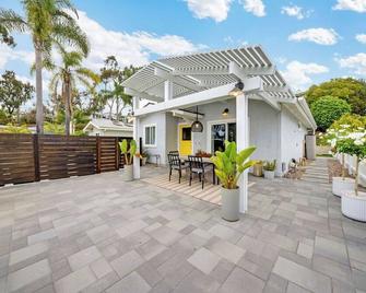 Yellow Door Beach House close to Moonlight Beach and LEGO Land - Encinitas - Patio