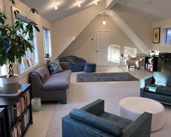 6-Acre Luxurious Country Home with Goddess Point Lookout - Woodbury - Living room