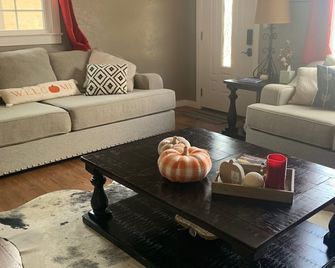 Quaint home close to WT and Palo Duro Canyon - Canyon - Living room