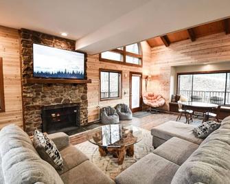 Fall Special Resort Passes | Fast Wifi | Hot Tub | Sauna | Views | Good Times - Basye - Living room