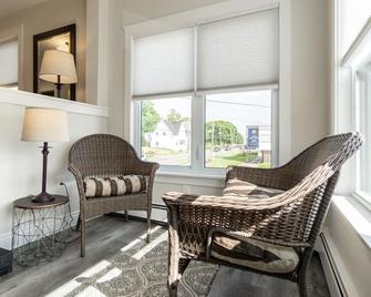 Modern Apartment walking distance to the Heart of Downtown Charlottetown - Charlottetown - Sala de estar