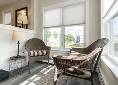 Modern Apartment walking distance to the Heart of Downtown Charlottetown - Charlottetown - Living room