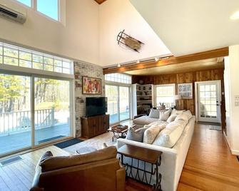 Eagle's View- modern farmhouse, central location, stunning Mt. Washington Views! - Intervale - Living room