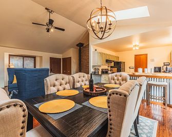 Private Wi-Fihottubfenced Yardcozy Retreat - Woodland Park - Dining room