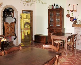 Lovely apartment in villa for 4 guests with WIFI, pool, TV and patio - Lajatico - Dining room