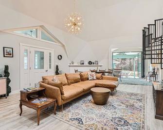 Colorado River Dome - Bailey - Living room