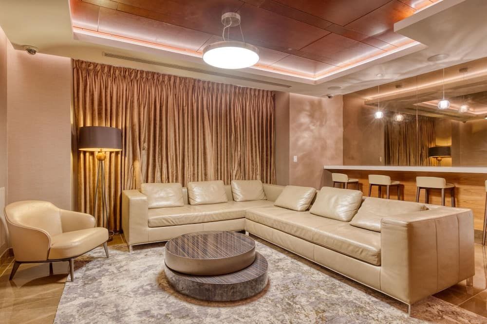 Bright UES 2BR w/ Elevator, Doorman & Gym, nr Central Park, by Blueground - ניו יורק - טרקלין