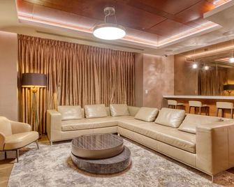 Bright UES 2BR w/ Elevator, Doorman & Gym, nr Central Park, by Blueground - New York - Oleskelutila