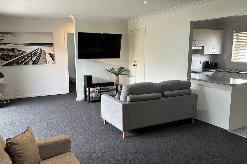 The Oaks Hotel Motel