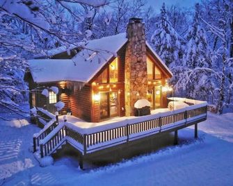 Log Cabin Escape: Well-stocked, clean, cozy & comfortable - Bondville - Building
