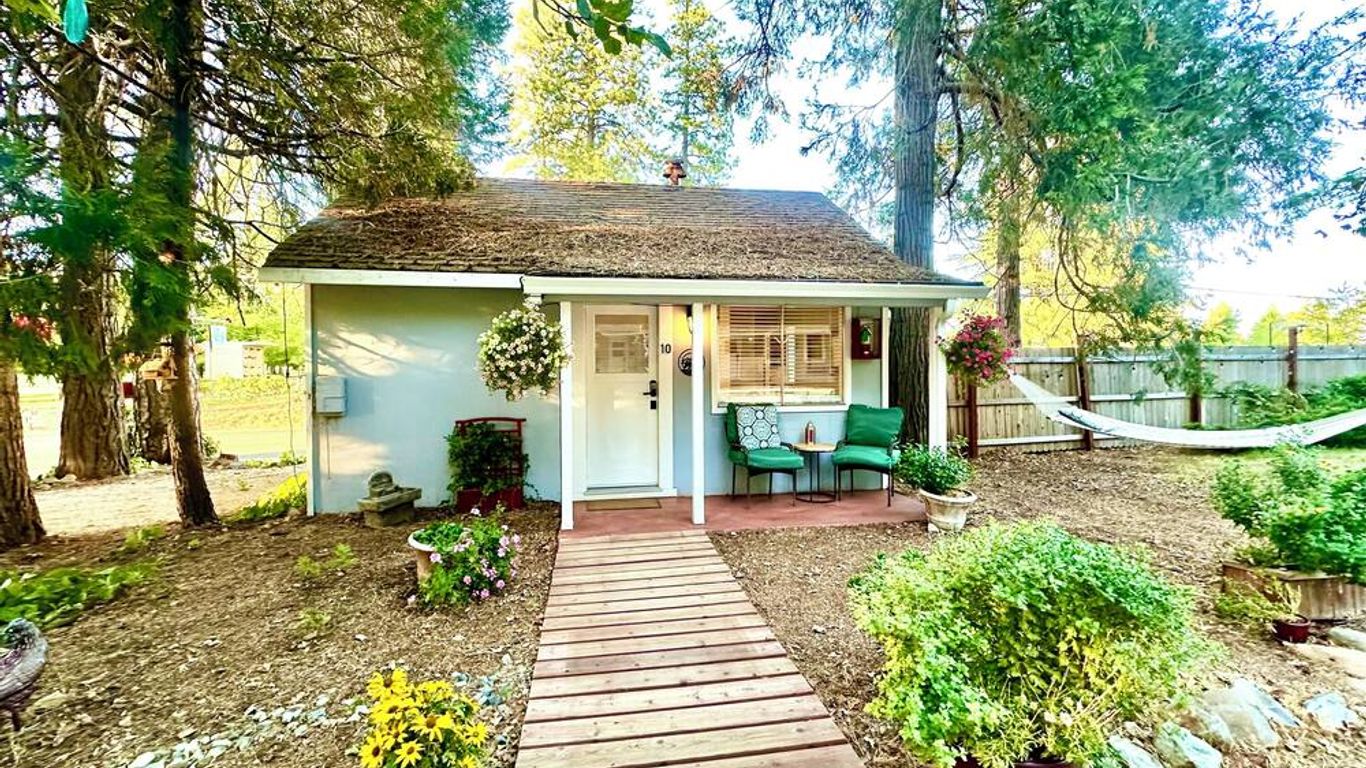 The Pines Inn and Cottages