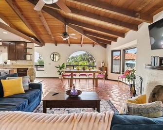 Panoramic Spanish Oasis + Pool & Hot Tub - Jamul - Sala de estar
