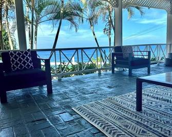 Your family's next getaway is finally here. Darlingford Farm, Jamaica. - Rural Hill - Balcony