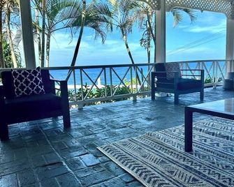 Your family's next getaway is finally here. Darlingford Farm, Jamaica. - Rural Hill - شرفة