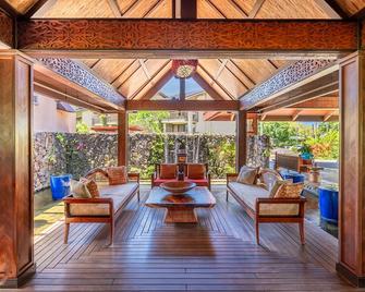 HBR Family Lockoff 1206, Mountain View, Close to the Pool Add'l Resort Fees - Princeville - Living room
