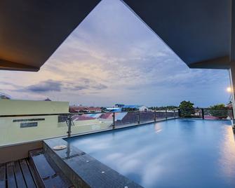 Seng Hout Hotel - Battambang - Pool