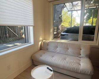 Brand New Modern Laneway House - Vancouver - Salon