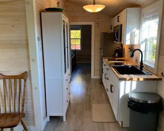 Mountainside Retreat! Pet Friendly! Great Views! Very Private. - Tamworth - Kitchen