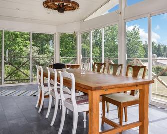 Gorgeous Home In Holmsjö With Lake View - Holmsjö - Comedor