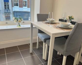 City Centre 1 Bed Sleeps 4 H5 - Hull - Dining room