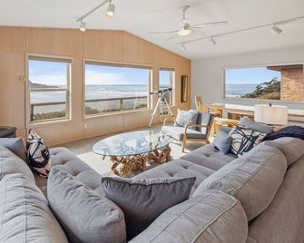 Oceanfront Views! Hot Tub! Starlit Shores - Yachats - Living room