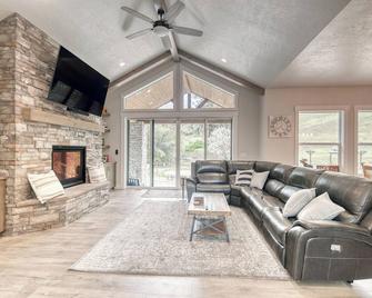 Newly built cabin with private 2 acres, pool & hot tub - Garden Valley - Sala de estar