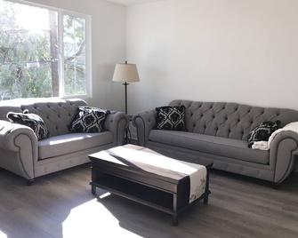 Beautiful Home 5 Minutes To Ucsb Near Beaches 4 Bedrooms - Schoner - Wohnzimmer